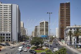 Image du Maroc Professionnelle de  Dans les années 50 apparaît le nouveau quartier d’affaire de Sidi Belyout, construit dans un style jusque-là inconnu. Son exécution était prévue par un plan d’ensemble d’Ecochard, approuvé en 1952. L’Avenue des Forces Armées Royales (F. A. R.), à gauche, représente l’une des plus grandes réussites de ce projet. Bordée d’une suite de hauts immeubles d’un aspect très agréable et bien entretenus, elle bénéficie également d’un élargissement spatial considérable, dû à l’originalité architecturale de ses constructions en biais (la rangée du milieu), Lundi 6 Juillet 2009. A droite, la rue Zaid Ou Hmad. (Photo / Abdeljalil Bounhar) 